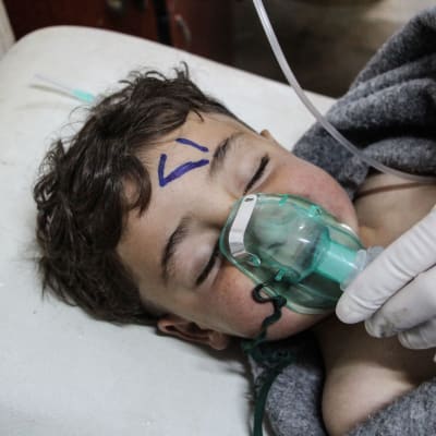 Ett litet barn vårdas med syrgas vid en klinik i Idlib i Syrien efter en attack med kemiska vapen.
