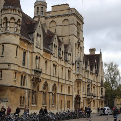 Oxford är en av Storbritanniens största studiestäder. Balliol College grundades 1263 och är den äldsta högskolan i staden.