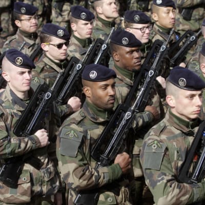 Franska Natosoldater under en parad i Tapa i Estland.