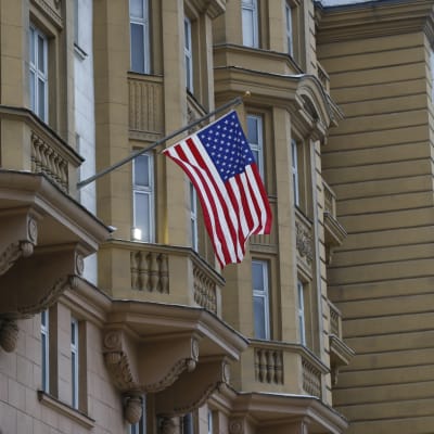 Den amerikanska flaggan vajar utanför den amerikanska ambassaden i Moskva.