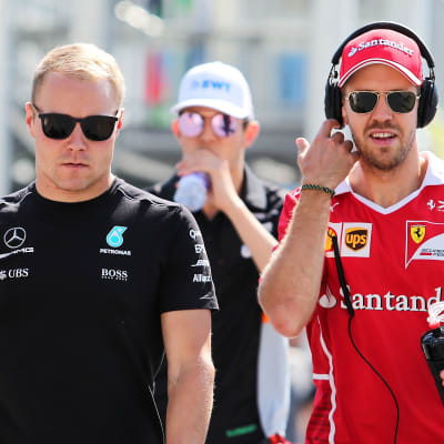 Valtteri Bottas och Sebastian Vettel går bredvid varandra.