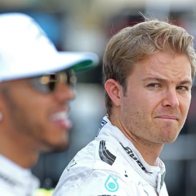 Nico Rosberg tittar på Lewis Hamilton, 2016.