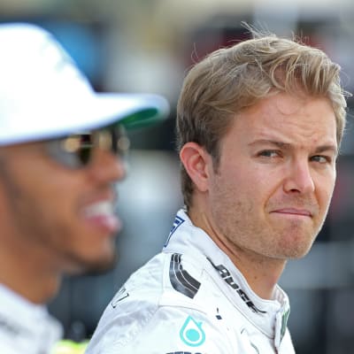 Nico Rosberg tittar på Lewis Hamilton.