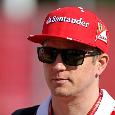 Kimi Räikkönen ser in i kameran.
