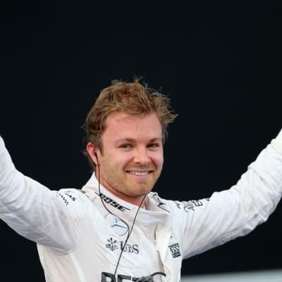 Nico Rosberg firar segern i Baku.