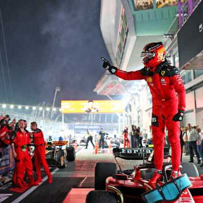 Carlos Sainz tuulettaa tallin henkilökunnalle Singaporen osakilpailun jälkeen.