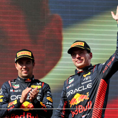 Sergio Perez och Max Verstappen firar.