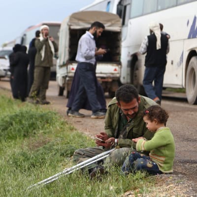 Människor som flytt från det tidigare rebellfästet Douma.