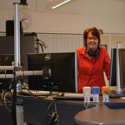 Toimittaja Päivi Solja Tampereen Radion studiossa.