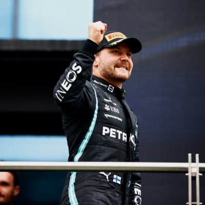 Valtteri Bottas tuulettaa palkintokorokkeella.