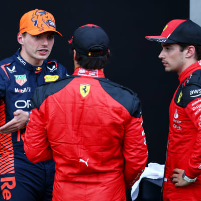 Max Verstappen, Carlos Sainz och Charles Leclerc samtalar i delån.