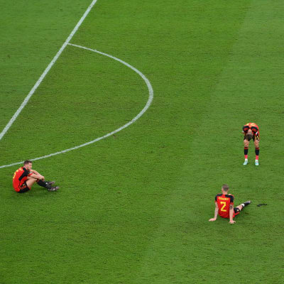 Belgian maajoukkueen pelaajia pettyneinä viheriöllä Kroatia-alkulohkopelin jälkeen.