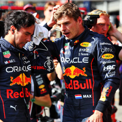 Sergio Perez och Max Verstappen i samspråk.