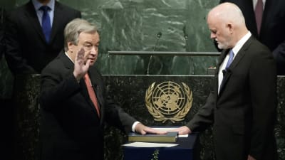 Antonio Guterres svärs in som generalsekreterare för FN.