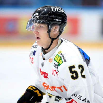 Aatu Räty spelar ishockey.
