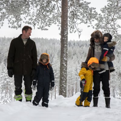 Erkki ja Elin Kinnunen sekä lapset Veli, Ville ja Lauri muuttivat Etelä-Ruotsista Ilomantsin rajaseudulle.