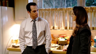Karaktärerna Philip och Elizabeth Jennings från serien The Americans står i sitt kök och ser mot varandra.
