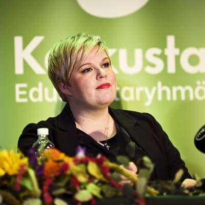 Annika Saarikko puhuu keskustan eduskuntaryhmän kesäkokouksen tiedotustilaisuudessa.