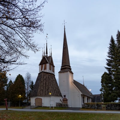 Tornion kirkko iltahämärässä.