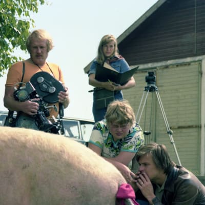Läskilinssi ja Sika Sippurahäntä -tv-näytelmän kuvauksissa näyttelijä Juha Muje (roolinimi Tirehtööri), kuvaaja Esko Kajonterä, kuvaussihteeri Kristiina Karhu, pääosanesittäjä Esa Sosunow (roolinimi Läskilinssi) ja ohjaaja Matti Ijäs sekä sika