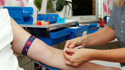 Ett blodprov tas från armveck.