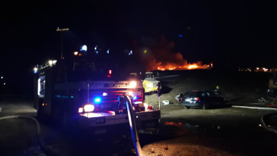 Brandbil framför ett brinnande berg av bildäck vid Jakobstads gamla avstjälpningsplats.