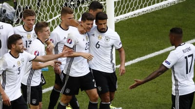 Tysklands landslag i fotboll firar ett mål.