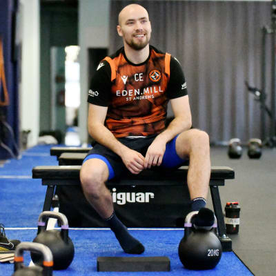 Carljohan Eriksson tränar på gym 2022.
