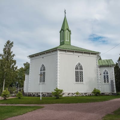 Valkoinen puusta rakennettu kuusikulmainen kirkko, norjalainen tunturikirkko, vihreä katto
