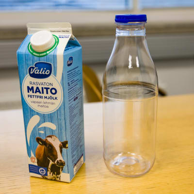 Perinteinen maitotölkki ja mahdollinen, korvaava muovipullo.