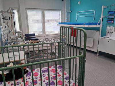 Barnsängar på en vårdavdelning vid Tammerfors universitetssjukhus