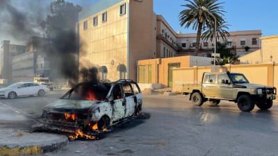 Bil brinner i Libyens huvudstad Tripoli.
