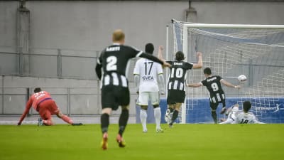 Admir Catovic gör 1-0 för VPS mot AIK i EL-kvalet, 2.7.2015.