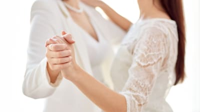 Lesbiskt äkta par dansar