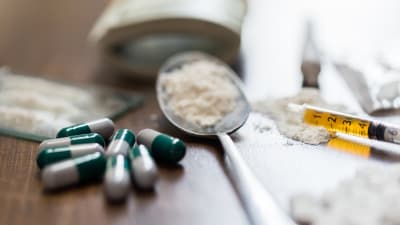 Drogrelaterade redskap, injektionsspruta, sked med pulver.