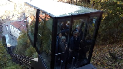 Bergbanan i Ljubljana kommer upp för berget med turister.