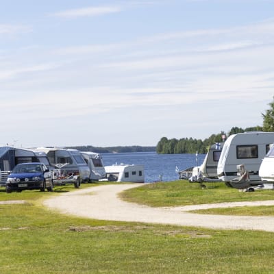 Matkailuvaunuja Ryynäsenniemen leirintäalueella Tervolassa