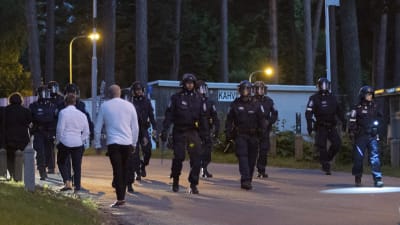 Polispatruller promenerar vid Sandudds badstrand.