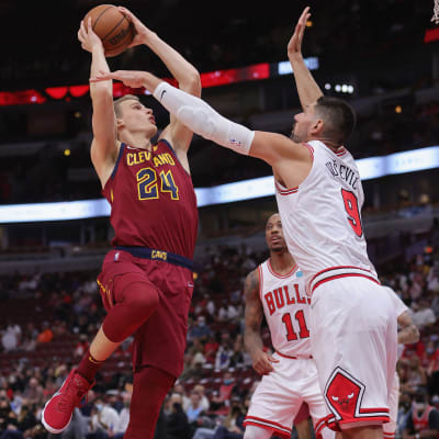Lauri Markkanen med bollen i sin första träningsmatch med Cleveland Cavaliers.