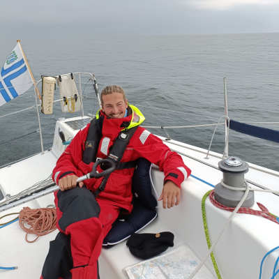 Oliver Silén sitter i en segelbåt.