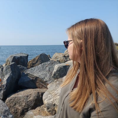 Emma Sand blickar ut över Bottenhavet i Korsnäs.