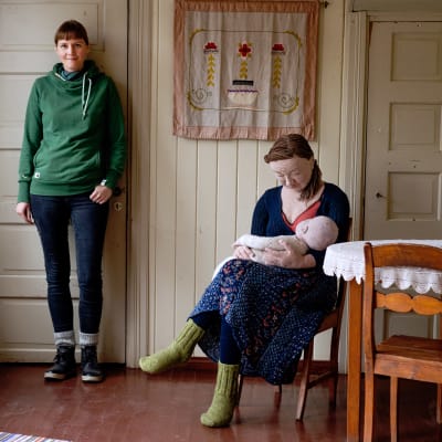 Liisa Hietanen ja hänen Anna ja Edith -veistoksensa, jossa virkatut nais- ja vauvahahmo.
