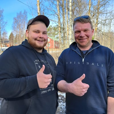 Amadeus Eriksson och Ewoud Nauta på jordbruksbesök i Björkö i Korsholm.
