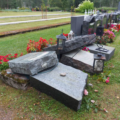 Kaadettuja hautakiviä Joutsenon hautausmaalla.