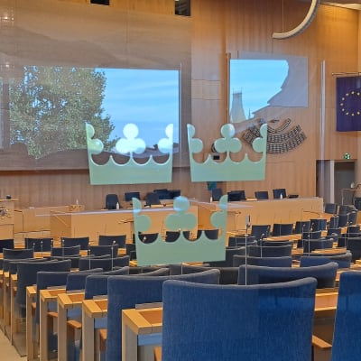 Ruotsin Valtiopäivien istuntosali, Tre Kronor -logo ovessa.