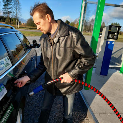 Jan-Ove Nyman tankar sin bil med biogas.