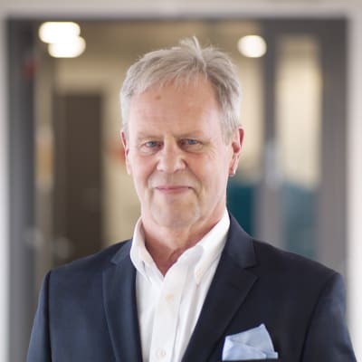 Porträtt av Göran Djupsund där han tittar in i kameran. 
