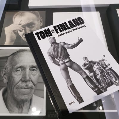 Utställningsmonter med bok och bilder Tom of Finland.
