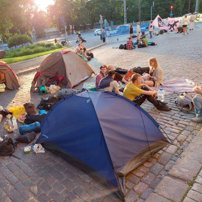 Mielenosoittajia telttaleirissä