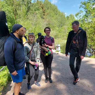 Pyhiinvaelluskirkon vaeltajat Espoon keskuspuistossa. 